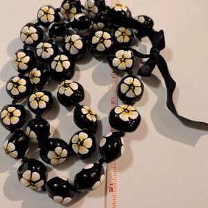 Hawaiian Kukui Nut Lei Necklace Hand Painted Hibiscus Flower Black White Yellow